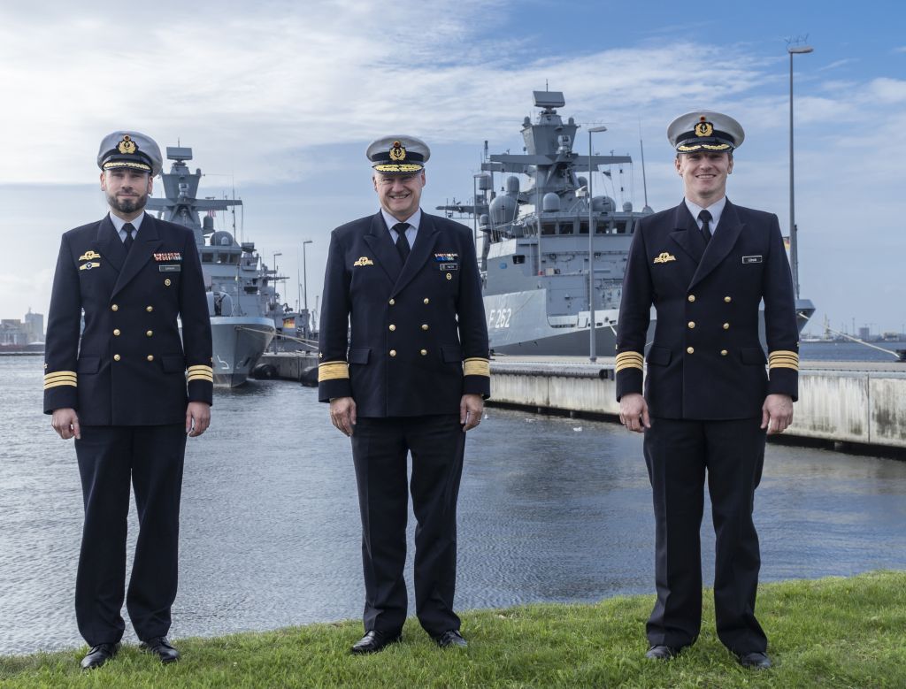 Es ist vollbracht: Der Neue und der alte Kommandeur mit dem neuen Kommandeur der EF 1, Flottillenadmiral Faltin
Foto: M.Peich