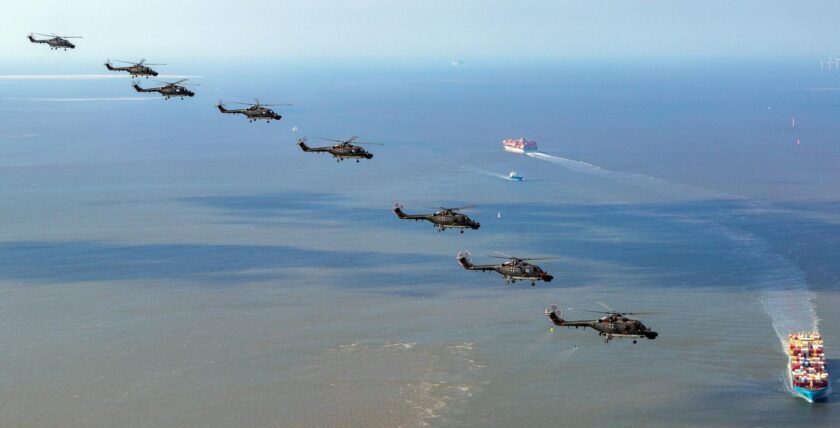 40 Jahre Sea Lynx: Formationsflug in Wilhelmshaven. Foto: sharpeye-media.com