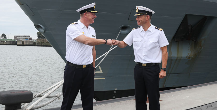 Flottillenadmiral Ralf Kuchler (r.) und der neue Kommandeur der Einsatzflottille 2, Flottillenadmiral Axel Schulz (l). Foto: Leon Rodewald