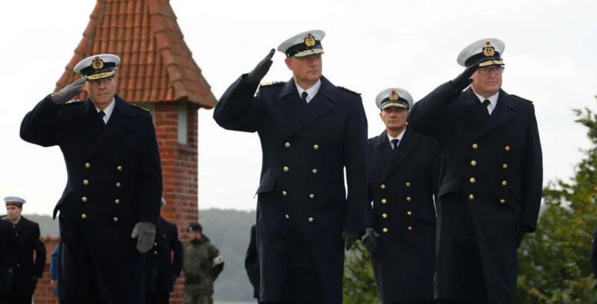 Am 23.09.21 wechselte der alte Befehlshaber Flotte Vizeadmiral, Brinkmann das Kommando an Konteradmiral Kaack an der Marineschule Mürwick. abschreiten der Front. V.l.n.r. Kaack, Schönbach, Brinkmann. Fotos: Bundeswehr/Marcel Kröncke