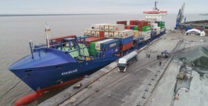 Als erstes Containerschiff weltweit bunkert das Schiff „ElbBLUE“ im Elbehafen der Brunsbüttel Ports klimaneutralen snythetischen Schiffskraftstoff, Foto: MAN Energy Solutions