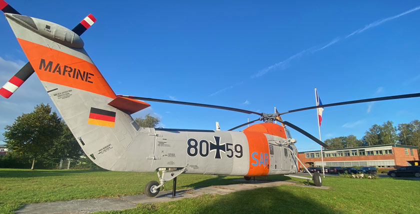 Sikorsky H 34 mit der Kennung 80+59 am Eingang zum Marinefliegerstützpunkt Nordholz. Foto: Autor