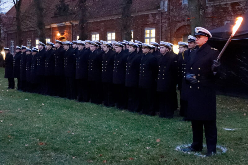 Am 12.11.21 fand die öffentliche Vereidigung der Marineunteroffizierschule am Plöner Schloss statt. Foto: Kröncke