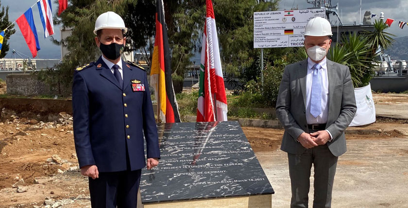 Der Befehlshaber der libanesischen Marine (l.) mit dem deutschen Botschafter im Libanon. Foto: Deutsche Botschaft Beirut