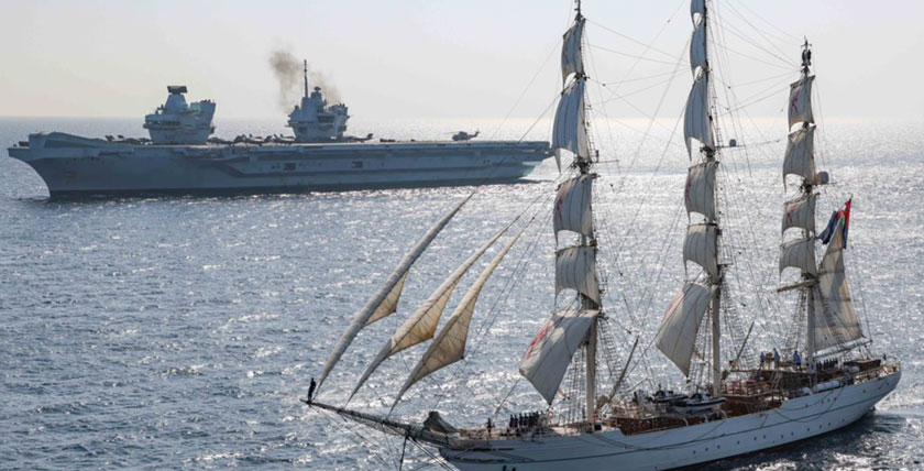 Shabab Oman II und HMS Queen Elizabeth am 31. Okt. 2021. Foto: Royal Navy