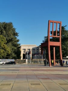 Das Holzdenkmal Broken Chair symbolisiert den Kampf gegen Antipersonenminen. Foto: Stefan Nievelstein