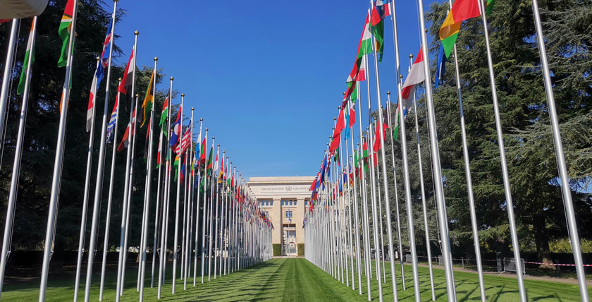 Vor dem Palais de Nations in Genf stehen die Fahnen aller Mitgliedsstaaten der UN. Foto: Stefan Nievelstein