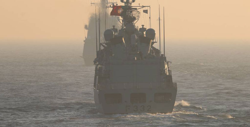 Fregatte NRP Corte Real und Fregatte SPS Almirante Juan de Borbon nehmen zusammen mit Arleigh Burke am 28.10. an einer NATO-Übung teil. Foto: MCSN Kerri Kline/Navy