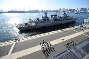 Einlaufen der deutschen Fregatte BAYERN in Tokyo am 5.11.21 Foto: vcg.cn