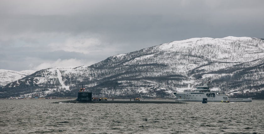 Das norwegische Küstenwachschiff Harstad geleitet das US-U-Boot New Mexico in den Grøtsund. Foto: Norwegische Marine/Daniel Fatness