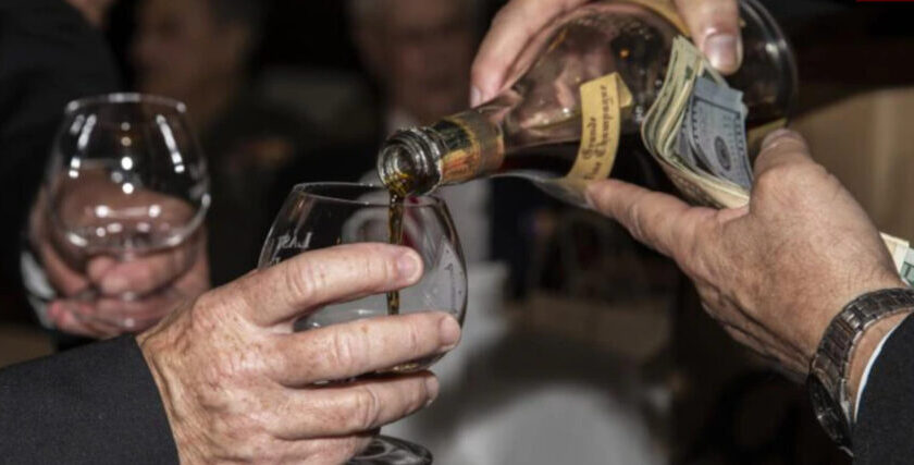 Last Man's Bottle - US Marine Corps erinnert am 246. Geburtstag an die Schlacht um Guadalcanal. Foto: U.S. Marine Corps by Sgt. Hannah Hall