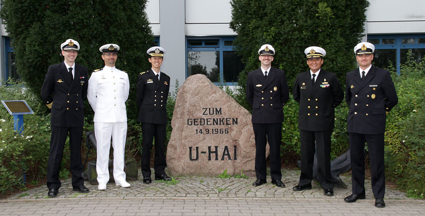 Teilnehmer des internationalen Kommandantenlehrgangs vor dem Gedenkstein für U-Hai am Ausbildungszentrum Uboote. Foto: Bw