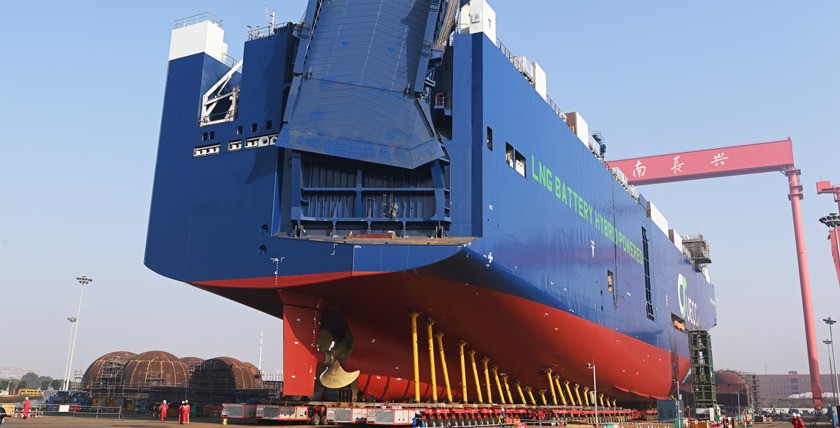 Reederei UECC feiert Stapellauf des dritten LNG-Batterie-Hybrid-Neubaus. Foto: Jiangnan Shipyard