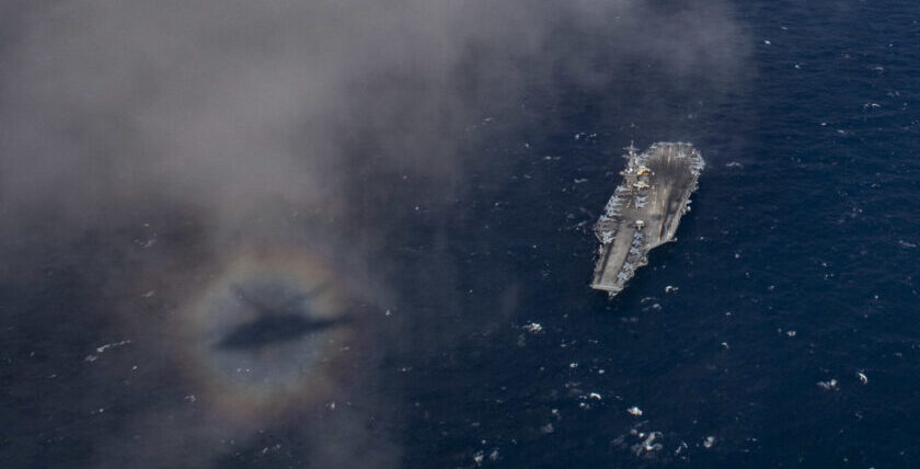 Flugzeugträger USS Carl Vinson (CVN 70) der NIMITZ-Klasse aus der Sonne gesehen. Foto: U.S. Navy/Christian Huntington