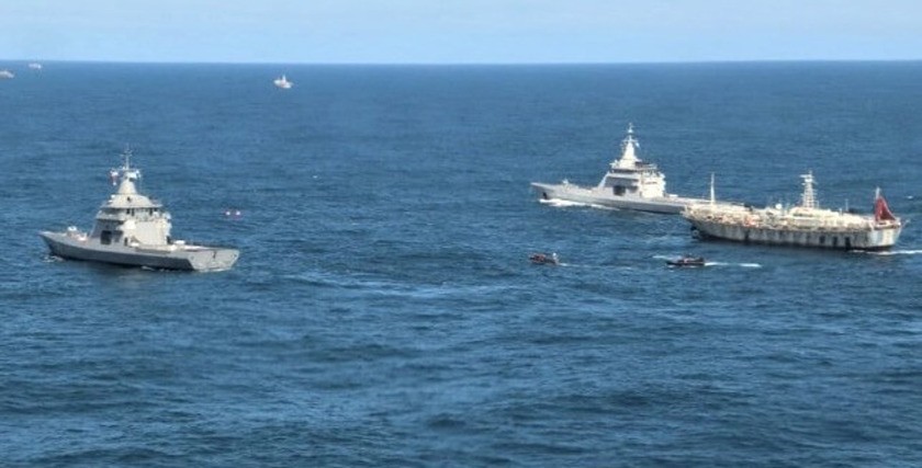 Boarding-Teams der ARA Bouchard (P-51) und ARA Piedrabuena (P-52) inspizieren Fischereifahrzeuge im Argentinischen Meer. Foto: Argentinische Navy