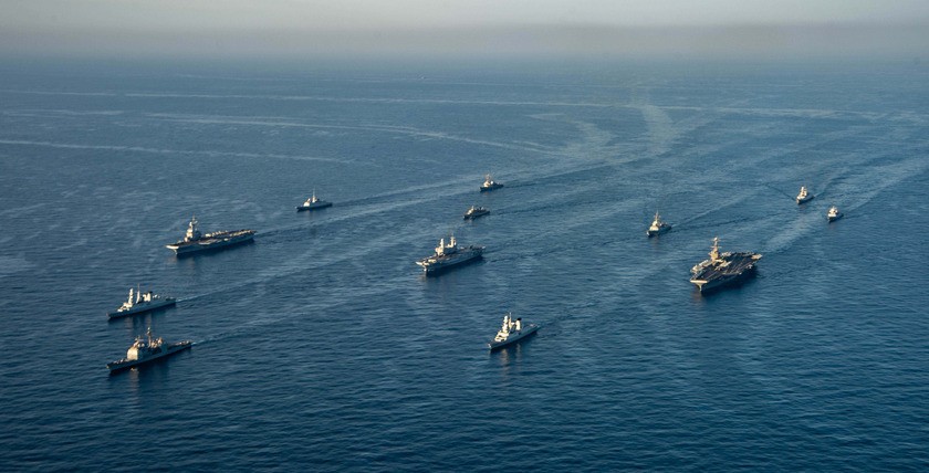 Einheiten der Carrier Strike Group (CSG) 8, Cavour Strike Group und Charles de Gaulle Carrier Strike Group im Mittelmeer am 6. Februar 2022. Foto: US Navy/MC3 Bela Chambers