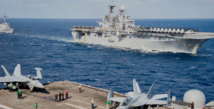 Der Lenkwaffenzerstörer USS Spruance (DDG-111) der Arleigh Burke-Klasse, links, die USS America (LHA-6) und der Flugzeugträger USS Carl Vinson (CVN-70) der Nimitz-Klasse durchqueren am 22. Januar 2022 die Philippinische See. Foto US Navy