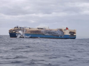 Ausgebrannte "Felicity Ace" vor den Azoren; Foto: Marinha Portuguesa