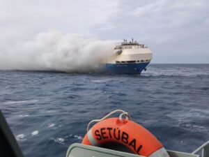 Feuer auf der "Felicity Ace" vor den Azoren; Foto: Marinha Portuguesa