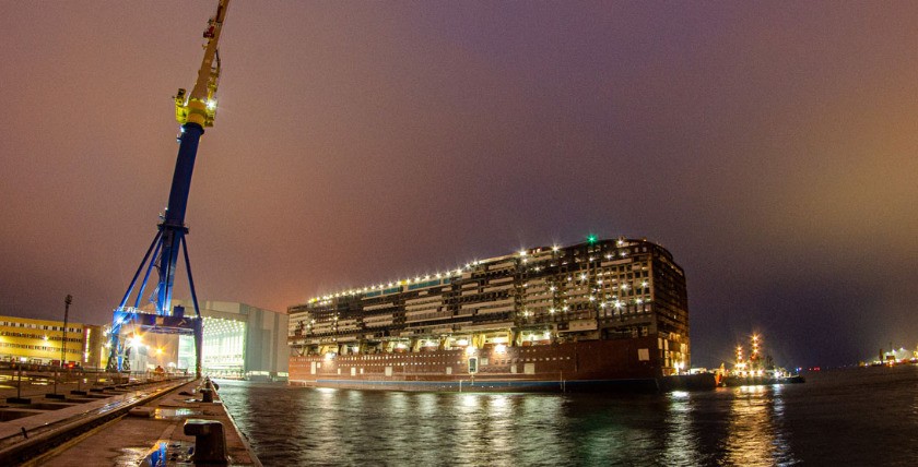 Zum Endausbau wird das in Rostock gebaute Mittelschiff der Global I in das große Baudock in Wismar eingeschwommen, Foto: MV Werften