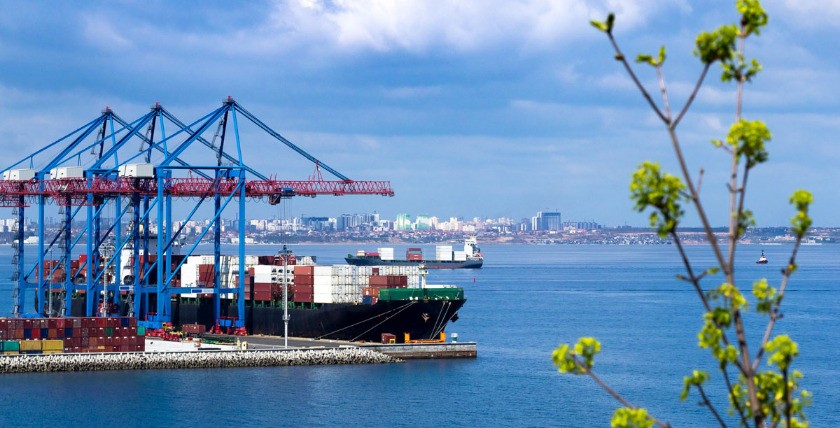 Industrielandschaft mit Portalkränen bei der Beladung eines Containerschiffs auf einem Pier im Hafen von Odessa. Logistik-Terminal für den Versand von Import-Export-Frachten in Containern auf einem Frachtschiff im Hafen. Foto: Repina Valeriya