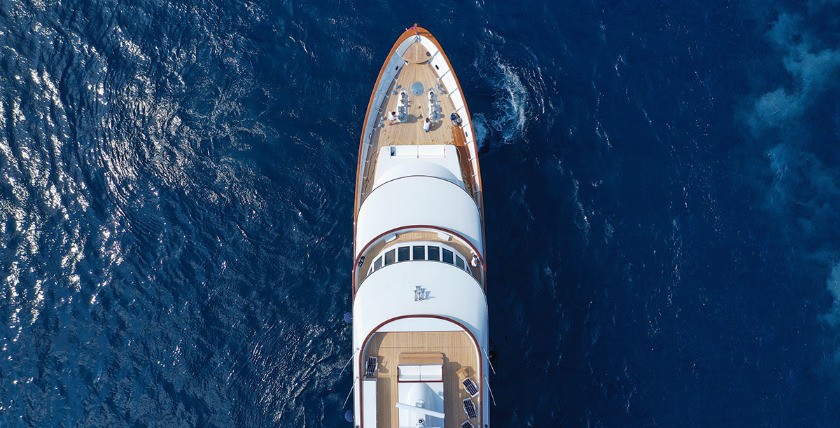 Eiene Luxusyacht mit Holzdeck im tiefblauen Meer der berühmten Insel Mykonos in der Nähe von Super Paradise Beach, Kykladen, Griechenland