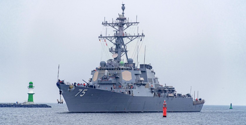 Zerstörer der Marine der Vereinigten Staaten "Donald Cook" (DDG - 75, Arleigh-Burke-Klasse) in Warnemünde, Foto: M Peich