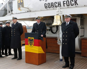 Flottillenadmiral Nemeyer, Kommandeur der Marineschule Mürwik bei der Laudatio auf den scheidenden Kommandanten