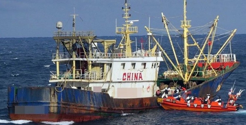Ein südkoranisches Küstenwachboot kontrolliert ein chinesisches Fangschiff, Foto: Südkoreanische Küstenwache