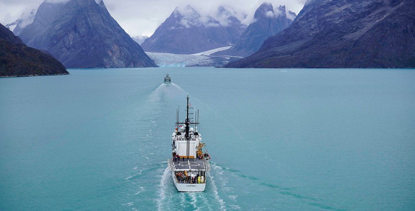 USCGC Campbell und HDMSKnud Rasmussen in einemgrönländischen Fjörd, Foto: US DoD