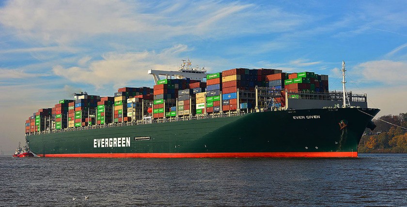 Knapp über 20 000 TEU kann die Ever Given transportieren – auch die Elbe hinauf nach Hamburg, Foto: HHM/Dieter Hasenpusch