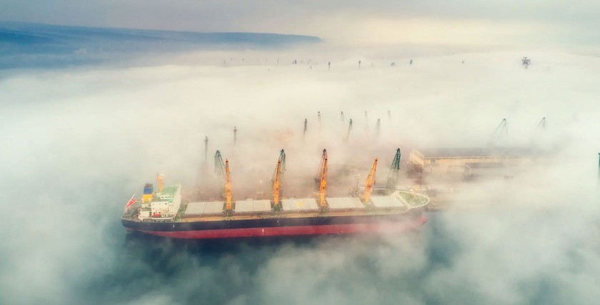 Industriekran lädt Container in einem Frachtschiff.