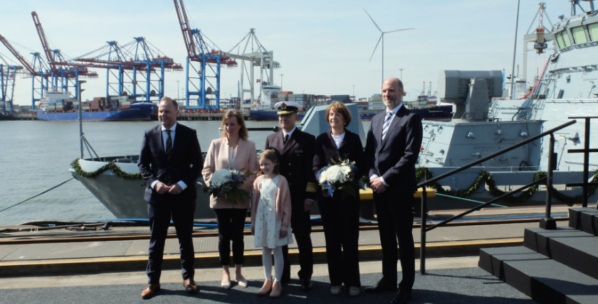 Vlnr: Innensenator Grote, Siemtje Möller, Jan Kaack mit Blumenkind, Henriette Rieker, Tim Wagner, Foto: Holger Schlüter