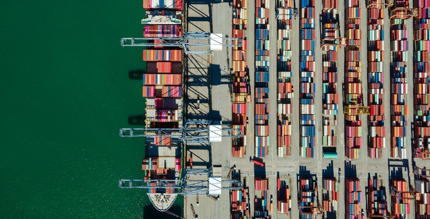 In Rotterdam stapeln sich Container mit Verbindungen zu Russland