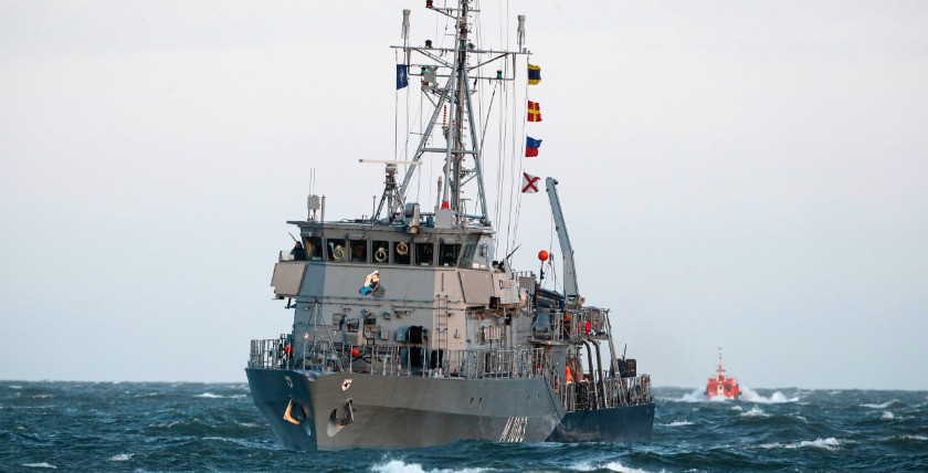 Der Natoverband SNMCMG1 läuft in Warnemünde ein. Das Minenjagdboot Bad Bevensen passiert als erstes die Mohlenköpfe. Foto: PIZ Marine