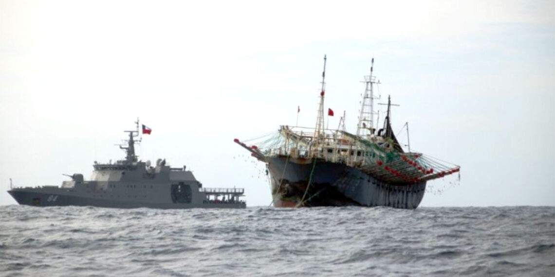 Genau beobachtet die chilenische Marine ein chinesisches Fangschiff, Foto: Chilenische Marine