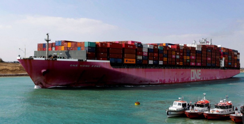 Schiffscontainer sind auf einem Schiff von Ocean Network Express (ONE) zu sehen, das sich durch den Suezkanal in Suez, Ägypten, bewegt, Foto: gcaptain.com
