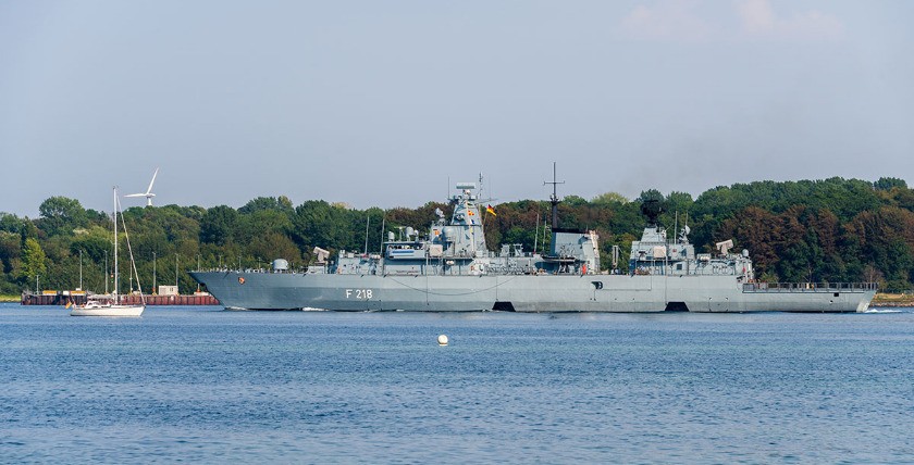 Die Fregatte der Deutschen Bundesmarine die "Mecklenburg-Vorpommern" in der Kieler Förde
