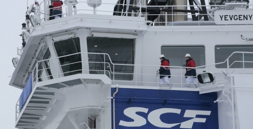 Logo der staatlichen russischen Reederei Sovcomflot auf dem multifunktionalen eisbrechenden Standby-Safety-Vessel „Yevgeny Primakov“. Foto: gcaptain.com