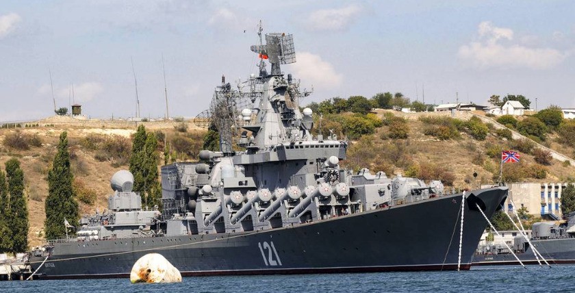 Der russische Raketenkreuzer Moskva, das Flaggschiff der russischen Schwarzmeerflotte, liegt im Hafen von Sewastopol am Schwarzen Meer vor Anker. Foto: www.militarytimes.com