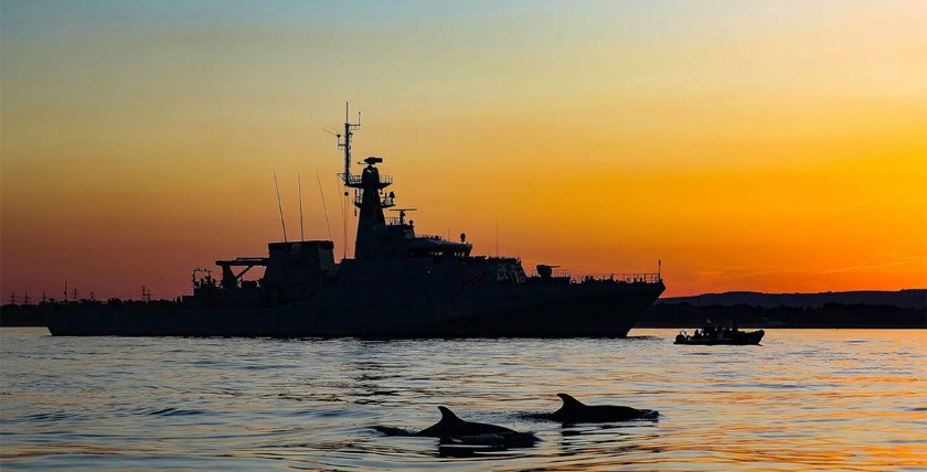HMS Tamar - grüne Schiffe für glückliche Delfine. Foto: Crown Copyright