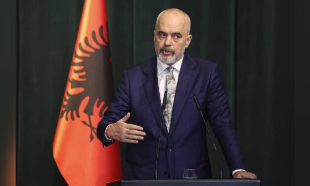 Albanien bietet der NATO einen ehemaligen sowjetischen Marinestützpunkt an