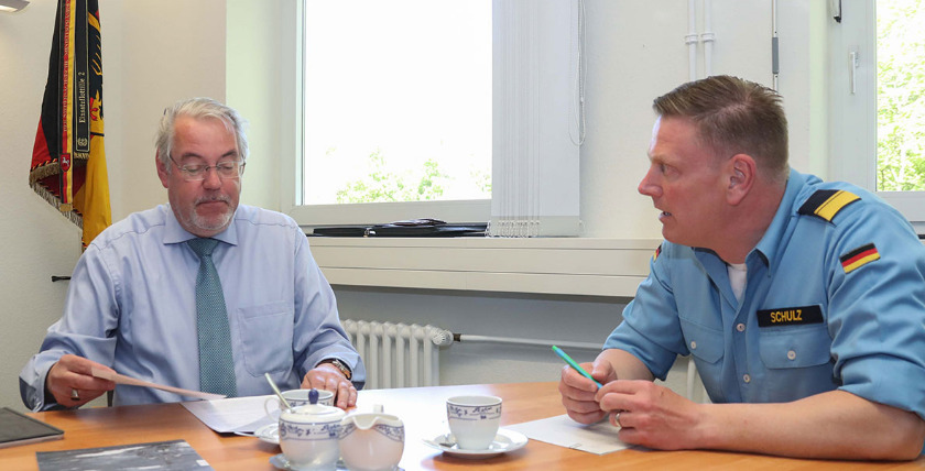 marineforum-Chefredakteur Holger Schlüter im Gespräch mit Flottillenadmiral Axel Schulz, Foto: Bw/Kim Couling