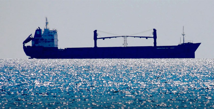 Ein Schiff ist in der Nähe des Seehafens Pivdenny (Yuzhny) außerhalb von Odessa, Ukraine, Foto: gcaptain.com