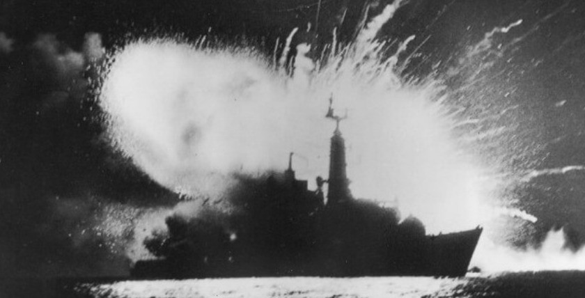 HMS Antelope explodiert, 24. Mai 1982 (USN), Foto: www.maritime-executive.com/