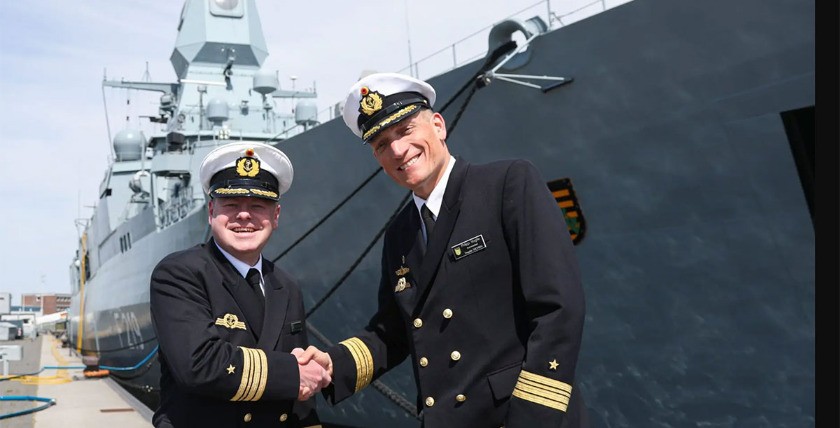 Kommandowechsel auf der Fregatte „Sachsen“, links der neue Kommandant, Fregattenkapitän Thomas Liebert, rechts Fregattenkapitän Philipp Vögtle. Foto: Deutsche Marine