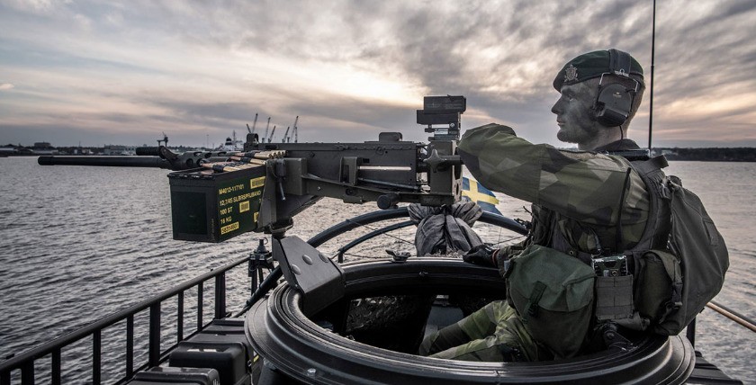 Marineinfanterist mit Maschinengewehr auf einem amphibischen Kampfboot vom Typ CB 90H, Foto: Försvarsmakten