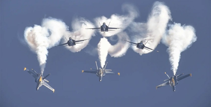 Blue Angels beim "loop break cross" während einer Flugschau über der Naval Air Station Jacksonville, Florida. Foto: US Navy