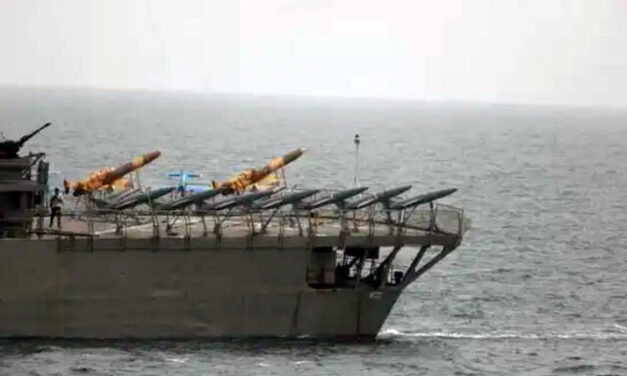 Iranische Marine präsentiert ihren „Drohnenträger“