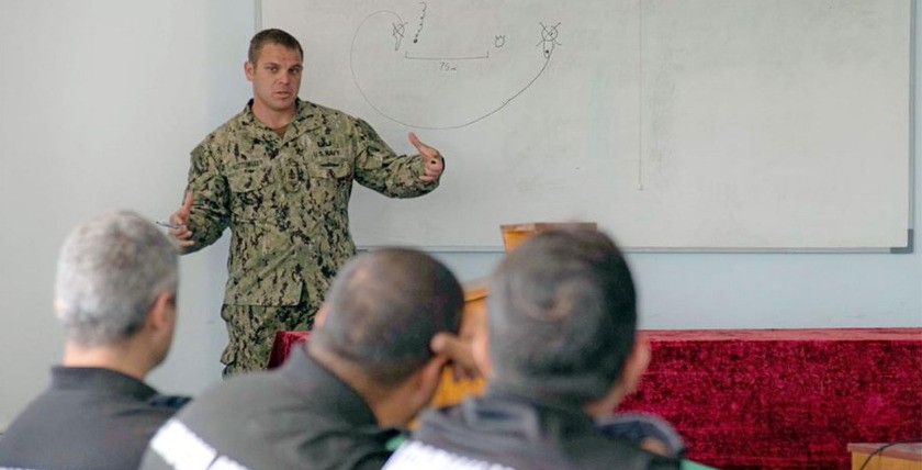 Der Senior Chief Petty Officer Matthew Kuttenkuler liefert bulgarischen Seeleuten während der Übung Breeze 2022, 14. Juli 2022, in Varna, Bulgarien, einen kurzen Überblick über die Verfahren zur Reaktion auf schwimmende Minen in den USA. Foto: Erika Kugler/U.S. Navy, www.stripes.com